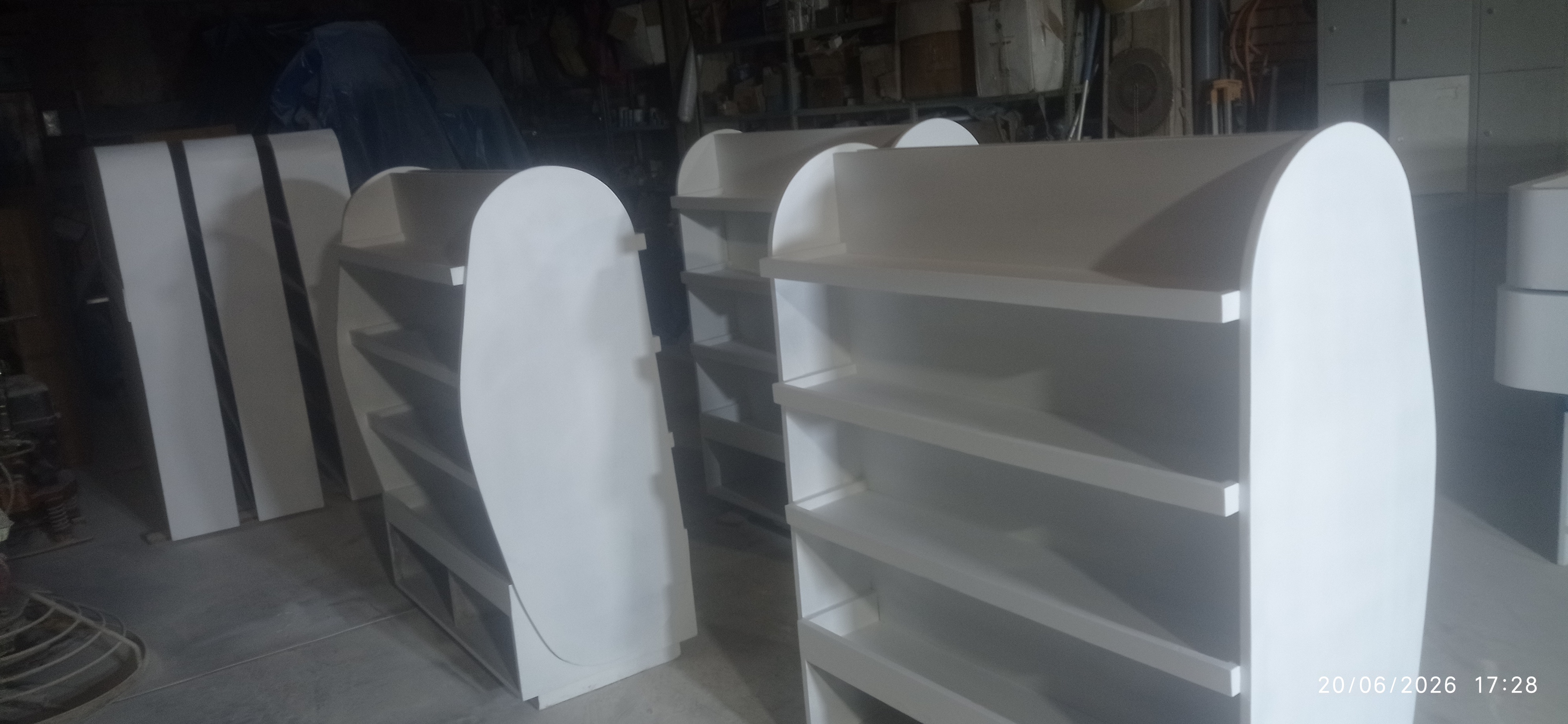 Pintor técnicos en acabados de mueblerias y puertas 3